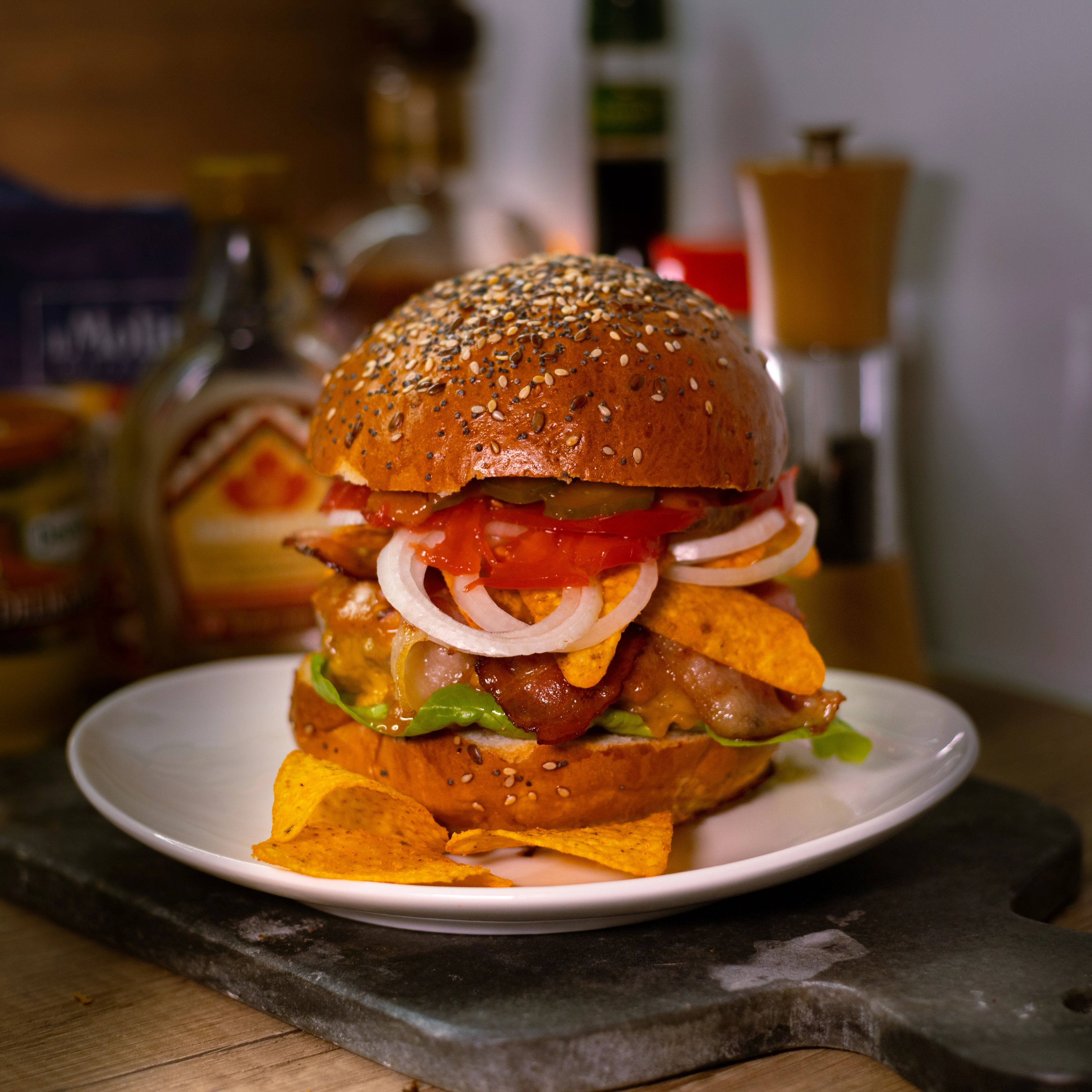 Burger z boczkiem, cheddarem i nachosami