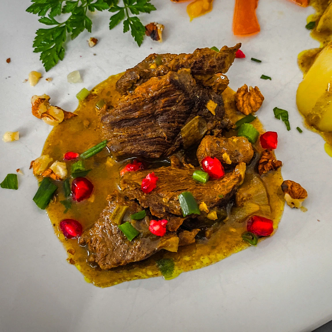 Gulasz z kaczki z pestkami granatu