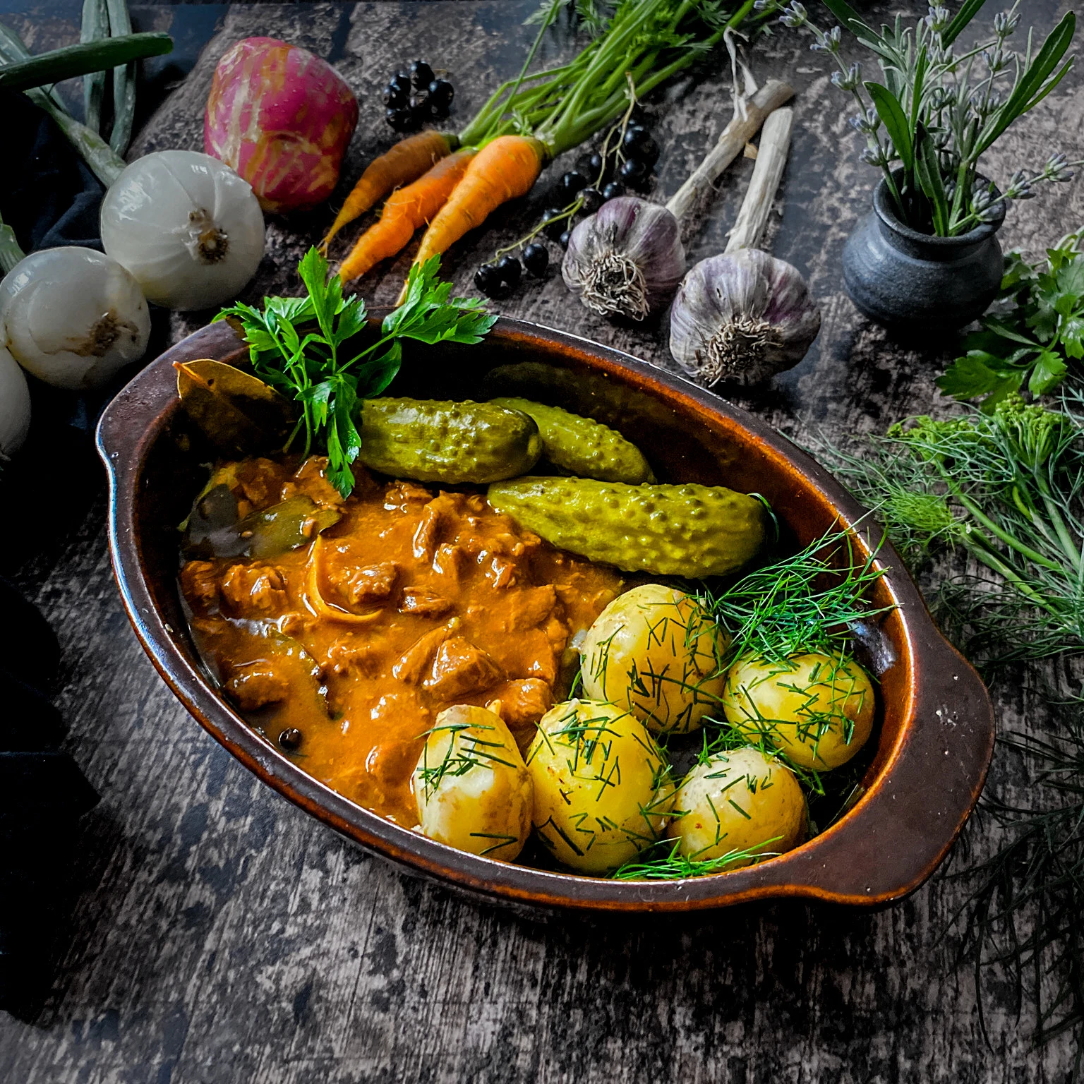 Gulasz wołowy z ziemniaczkami i ogórkiem kiszonym