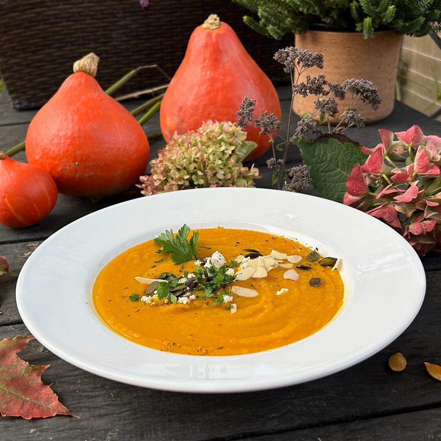 Krem dyniowy z pestkami i migdałami