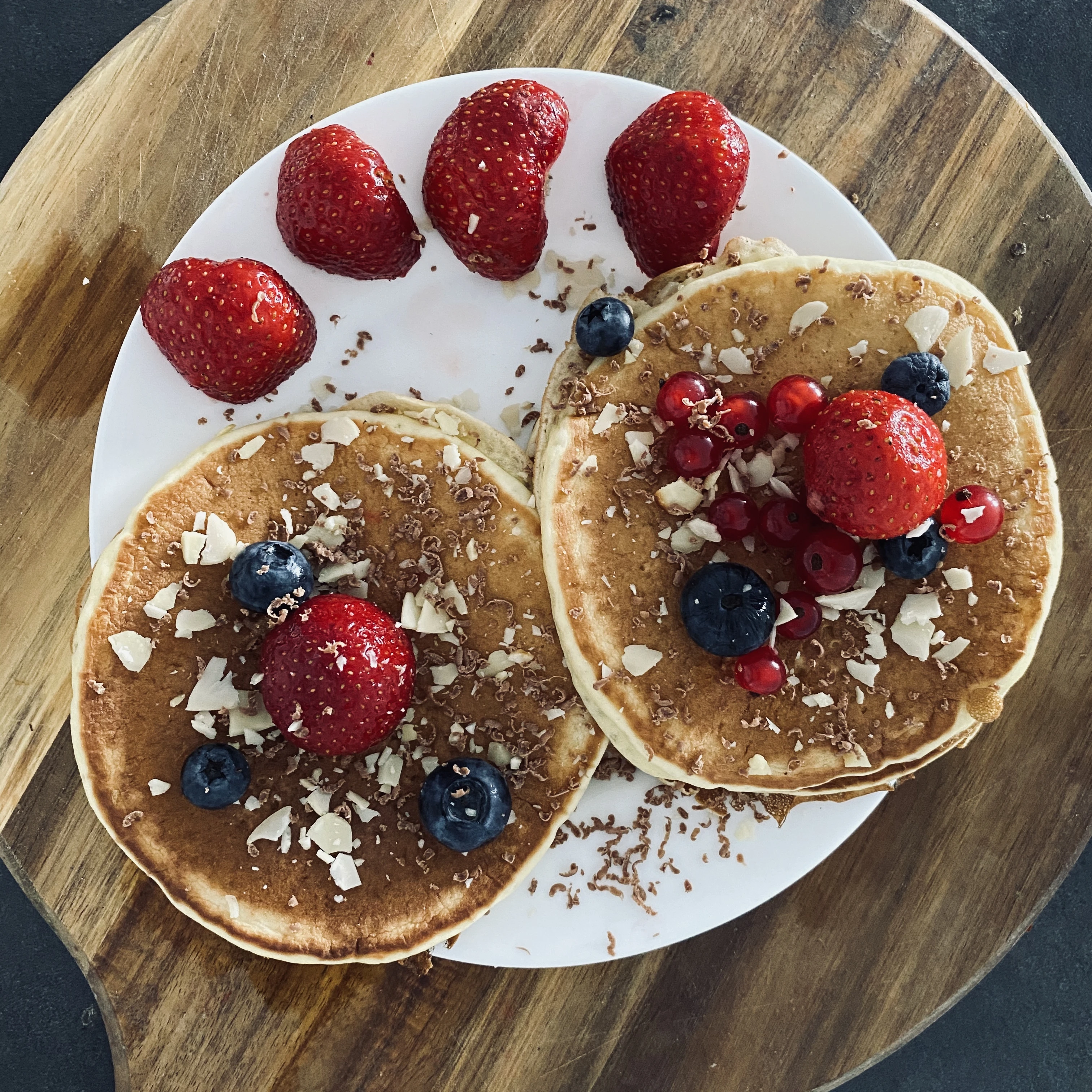 Pancakes z owocami i migdałami