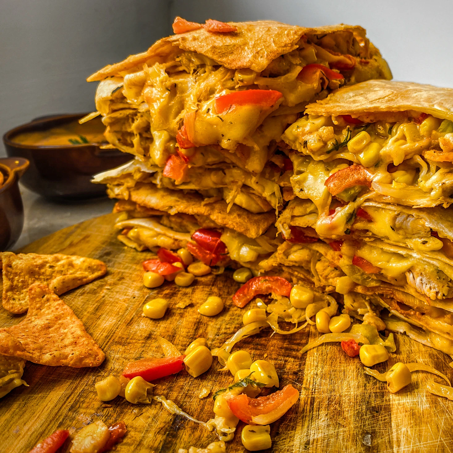 Quesadilla z kurczakiem, papryką i cheddarem